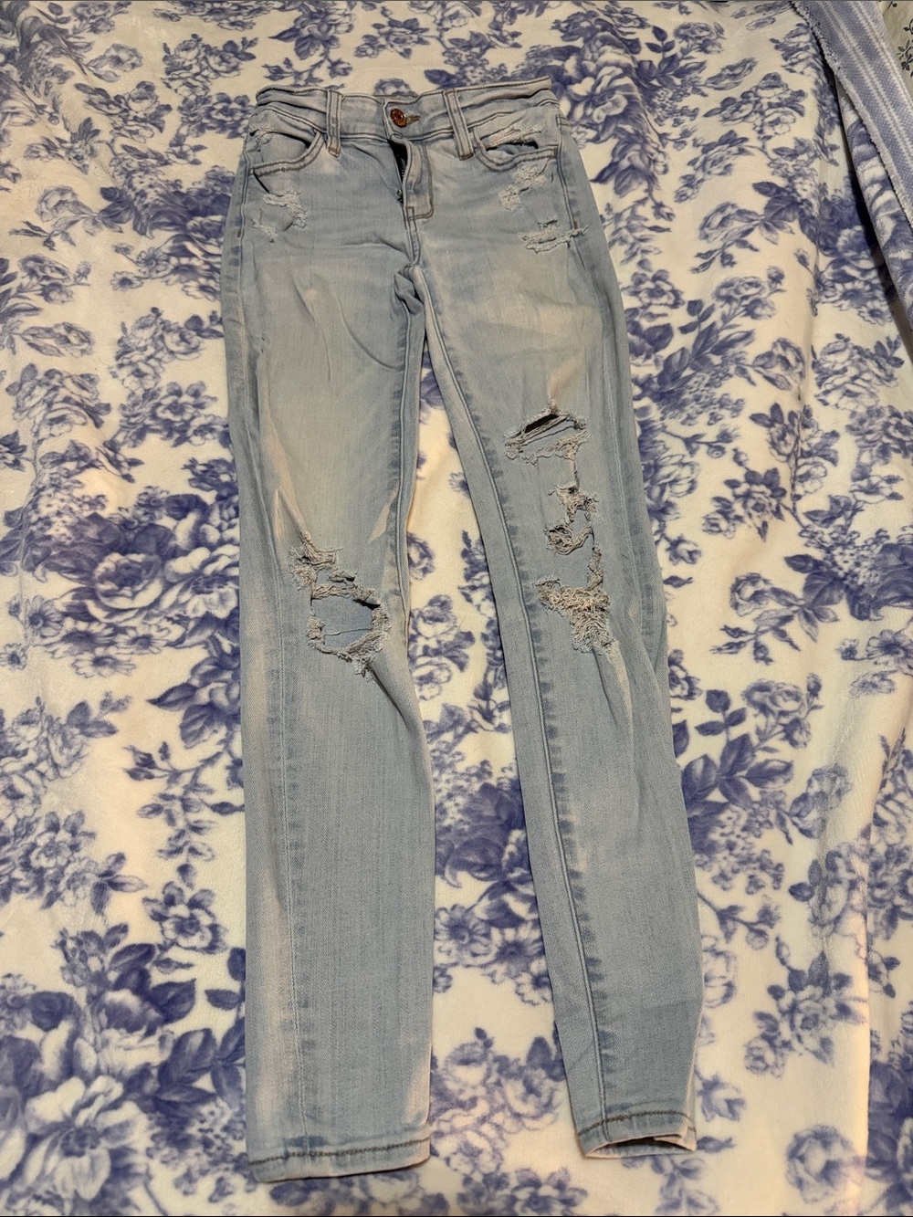 American Eagle Outfitters Light Blue Distressed Skinny Jeans